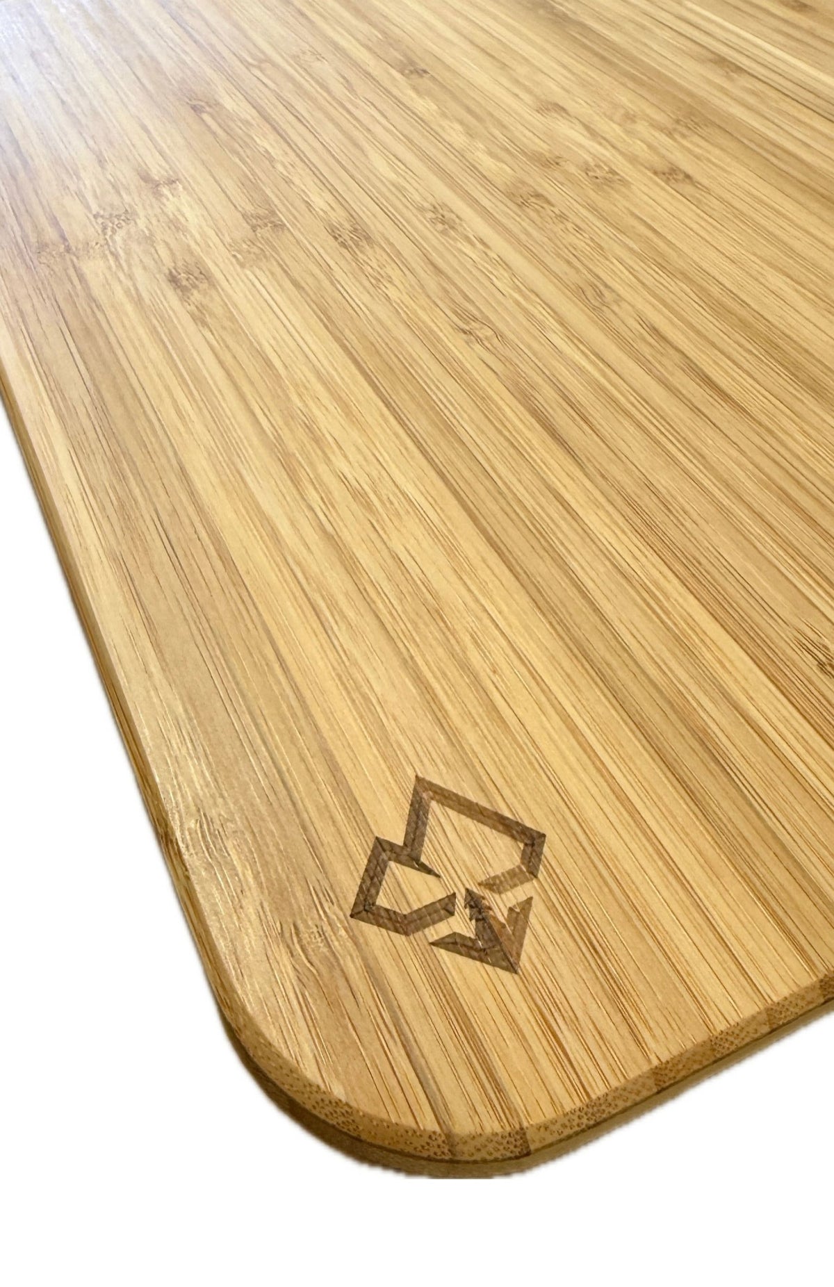 Bamboo table corner with rounded edge and engraved logo on the tabletop
